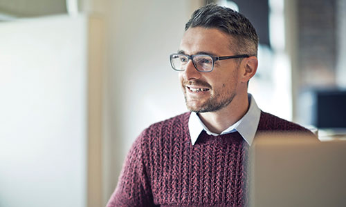 Homme réalisant une PAO multilingue