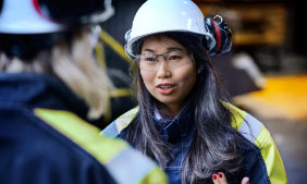 Aziatische vrouw met een helm