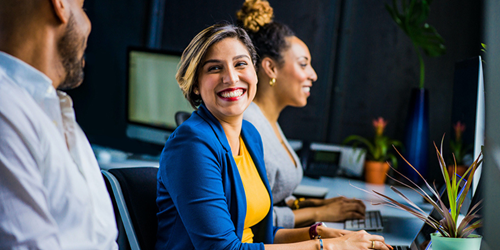 NAVEX - Una mujer sonriente con ropa azul